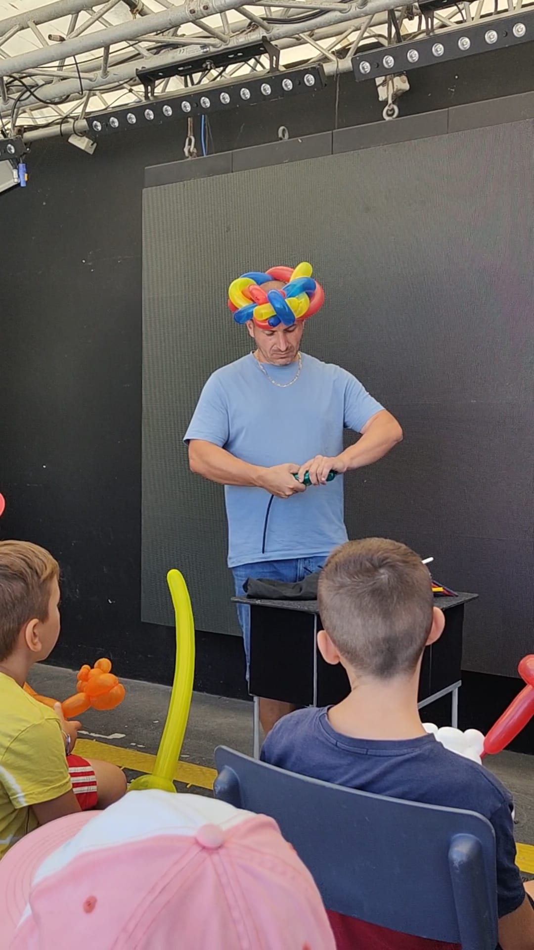 Sculpture sur ballons pendant une fête d enfants