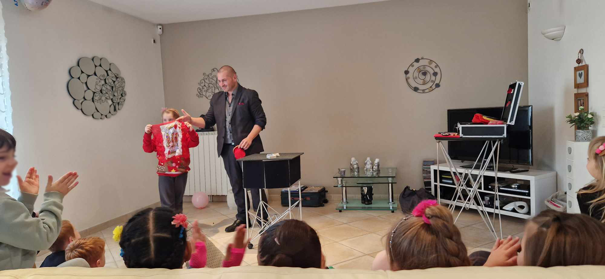 Spectacle d anniversaire avec enfants qui applaudissent
