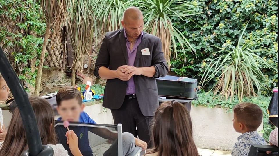 Philippe Morgan en animation magique pour enfants en extérieur