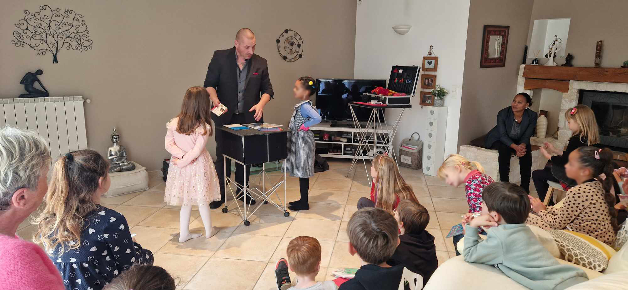 Philippe Morgan pendant un spectacle de magie pour enfants à domicile