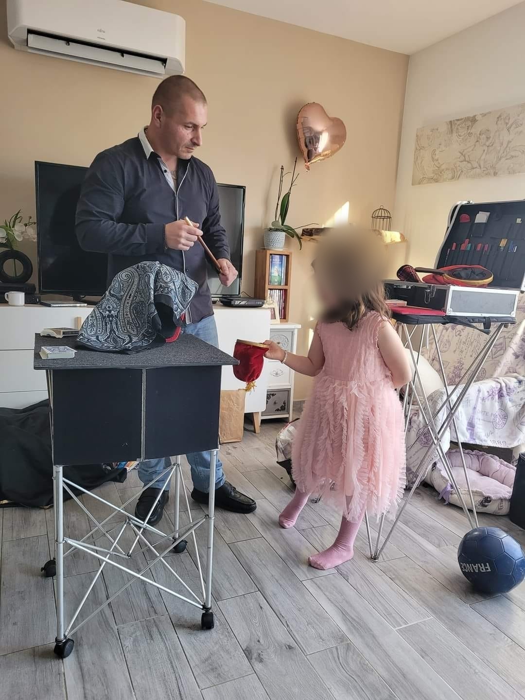 Participation d une enfant pendant le spectacle