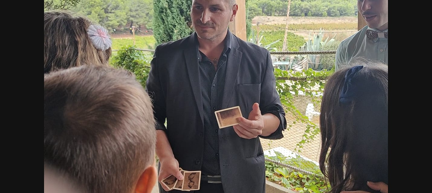 Philippe Morgan en close-up avec des cartes en extérieur